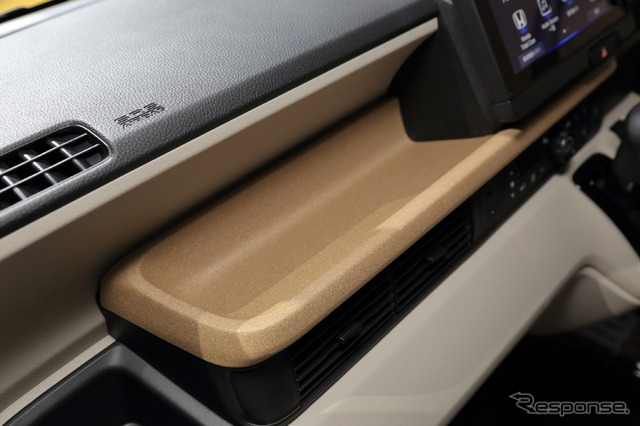 ホンダ N-BOXのミックス樹脂トレイ