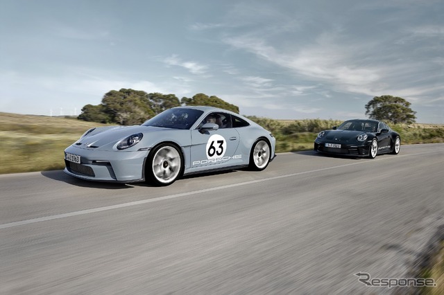 とポルシェ911 S/T ヘリテージデザインパッケージ(手前)とポルシェ911 S/T(奥)