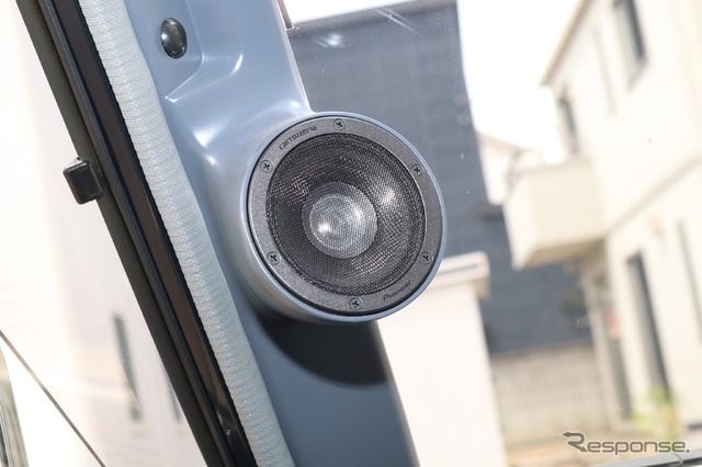 復刻したランドクルーザー70のAピラーを取り寄せて加工のベースに使った。車内へのフィット感も高くデザインもスマート。