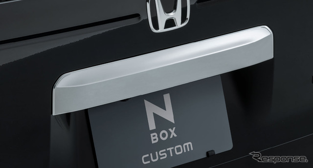 N-BOXカスタム プレミアムスタイル(リアライセンスガーニッシュ)