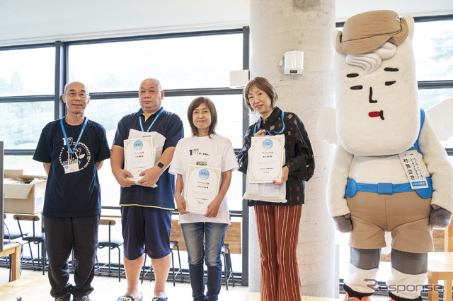 左から日本EVクラブ副代表の御堀直嗣氏、パーフェクト賞の三坪達弥さん、中村さつきさん、湊ふみ代さん、白馬村イメージキャラクターのヴィクトワール・シュヴァルブラン・村男Ⅲ世
