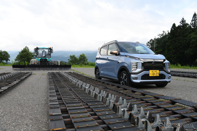 冬の出番を前にキャタピラが外された巨大雪上車とekクロスEV並べてみるとその大きさにビックリ