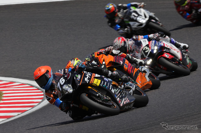 5位の#76 AutoRace Ube Racing Team(ダン・リンフィット/津田拓也)