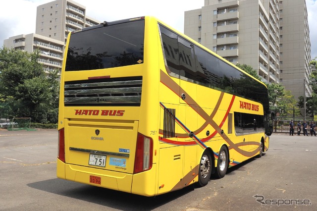東京メトロ和光車両基地&昭和鉄道高校探訪ツアー:はとバスの、オレンジ色のナンバープレートは、羽田空港の制限区域内通行許可標