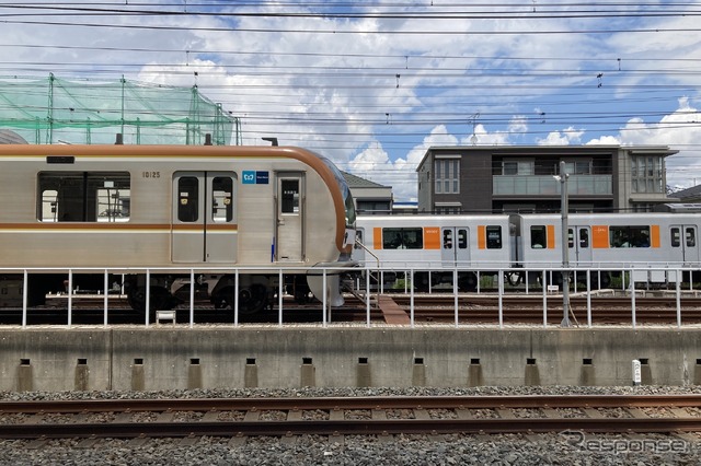 東京メトロ10000系車両と東武鉄道50000系車両