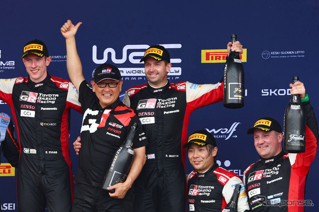 WRC第9戦フィンランドの表彰台。左から優勝ドライバーのエバンス、優勝マニュファクチャラーであるトヨタの豊田章男氏、優勝コ・ドライバーのマーティン、3位の勝田、勝田のコ・ドライバーであるジョンストン。