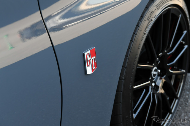 フロントフェンダーに装着される「GT」のエンブレム