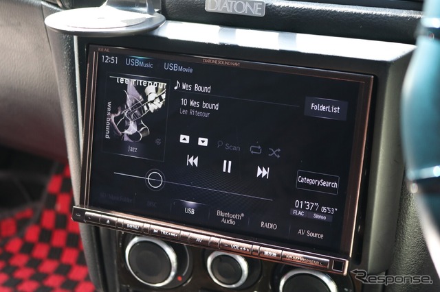 カーナビ+2ウェイスピーカーを駆使して高音質を狙うのがこのクルマのテーマ。高音質・高機能なサウンドナビ300PREMIを採用。