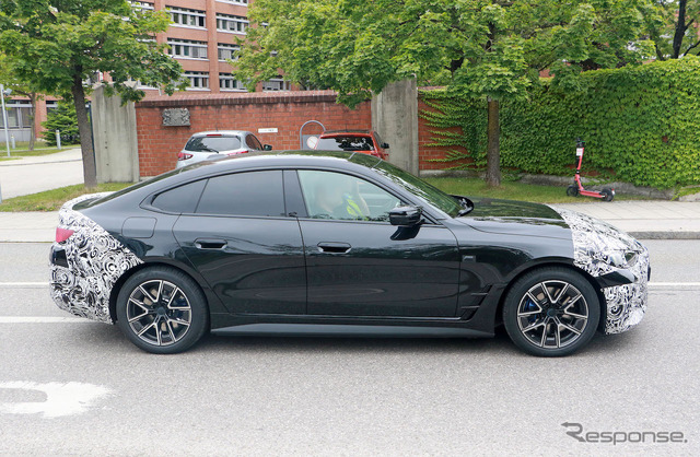 BMW i4 M50 改良新型プロトタイプ(スクープ写真)