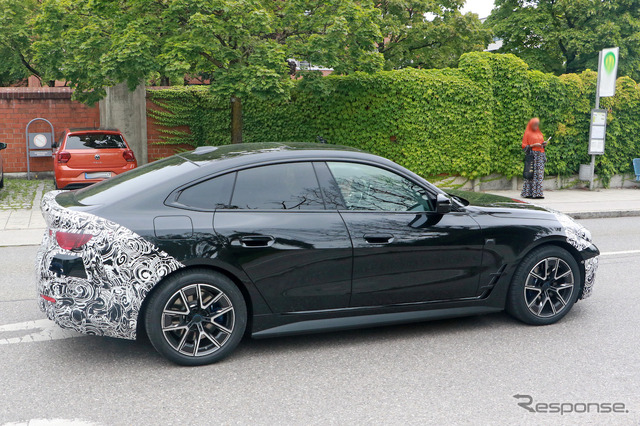 BMW i4 M50 改良新型プロトタイプ(スクープ写真)