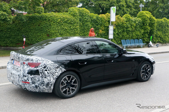 BMW i4 M50 改良新型プロトタイプ(スクープ写真)