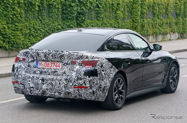 BMW i4 M50 改良新型プロトタイプ(スクープ写真)