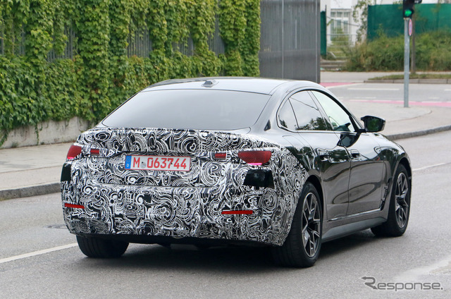 BMW i4 M50 改良新型プロトタイプ(スクープ写真)