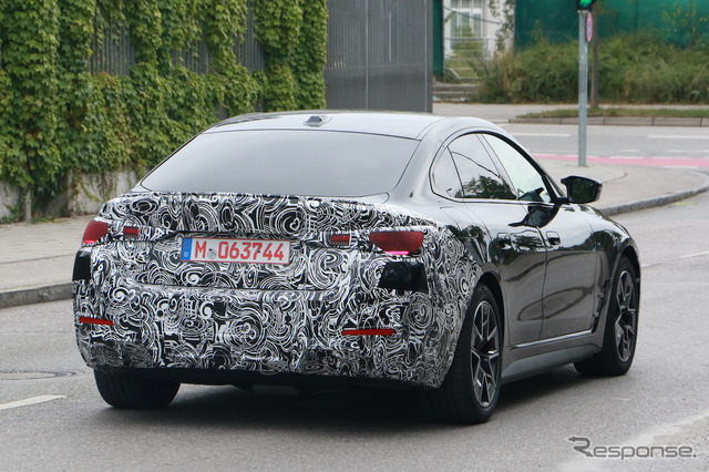 BMW i4 M50 改良新型プロトタイプ(スクープ写真)
