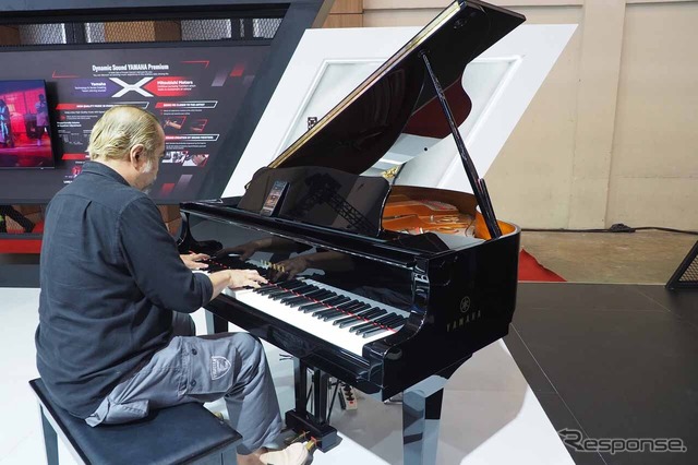 会場ではヤマハ製ピアノによる生演奏も披露された(GAIKINDOインドネシア国際オートショー2023)