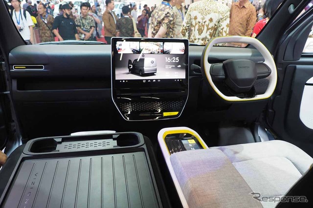 運転席周りは大型ディスプレイとも相まって未来感覚にあふれている(インドネシア国際モーターショー2023)