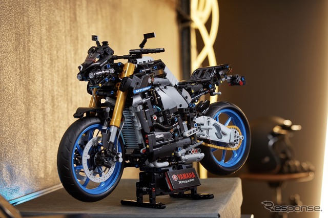 レゴテクニック：ヤマハ MT-10 SP　LEGO, the LEGO logo and the Minifigure are trademarks of the LEGO Group. (c) 2023 The LEGO Group. Yamaha, the Tuning Fork Mark, MT-10 SP and the likeness there of are trademarks of Yamaha Motor Corp., USA & Yamaha Motor Co., Ltd used under license.