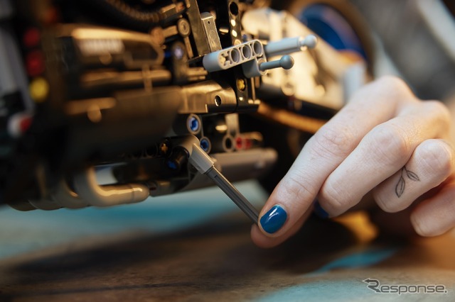 レゴテクニック：ヤマハ MT-10 SP　LEGO, the LEGO logo and the Minifigure are trademarks of the LEGO Group. (c) 2023 The LEGO Group. Yamaha, the Tuning Fork Mark, MT-10 SP and the likeness there of are trademarks of Yamaha Motor Corp., USA & Yamaha Motor Co., Ltd used under license.