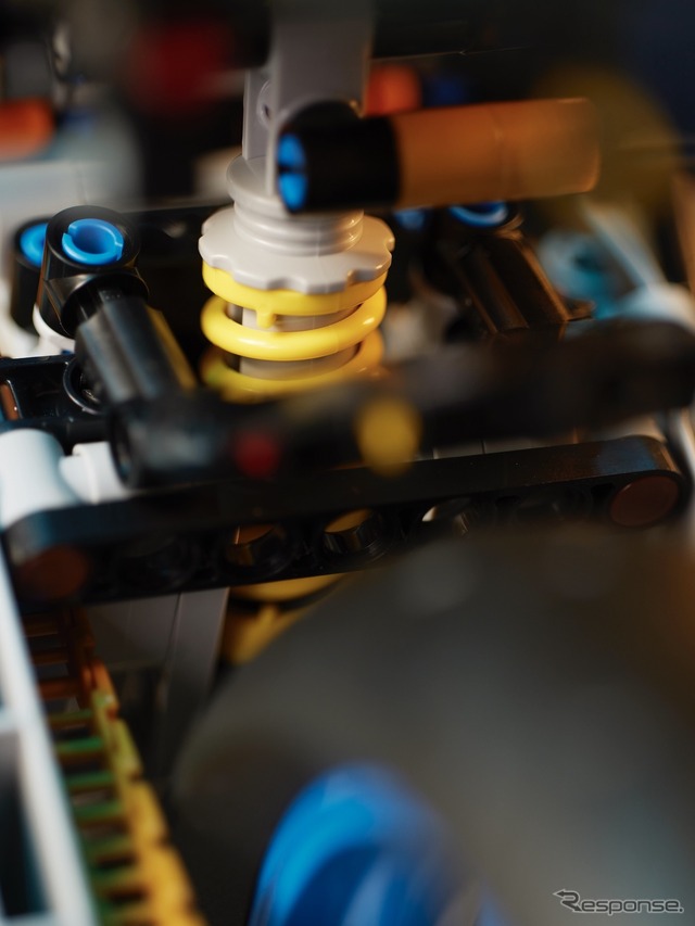 レゴテクニック：ヤマハ MT-10 SP　LEGO, the LEGO logo and the Minifigure are trademarks of the LEGO Group. (c) 2023 The LEGO Group. Yamaha, the Tuning Fork Mark, MT-10 SP and the likeness there of are trademarks of Yamaha Motor Corp., USA & Yamaha Motor Co., Ltd used under license.