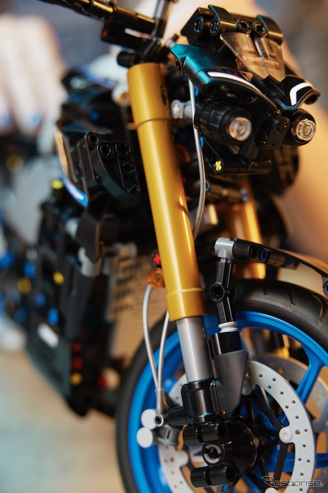 レゴテクニック：ヤマハ MT-10 SP　LEGO, the LEGO logo and the Minifigure are trademarks of the LEGO Group. (c) 2023 The LEGO Group. Yamaha, the Tuning Fork Mark, MT-10 SP and the likeness there of are trademarks of Yamaha Motor Corp., USA & Yamaha Motor Co., Ltd used under license.