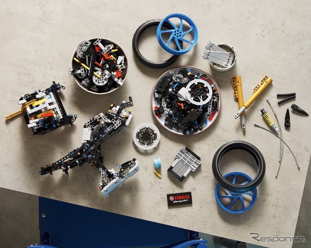 レゴテクニック：ヤマハ MT-10 SP　LEGO, the LEGO logo and the Minifigure are trademarks of the LEGO Group. (c) 2023 The LEGO Group. Yamaha, the Tuning Fork Mark, MT-10 SP and the likeness there of are trademarks of Yamaha Motor Corp., USA & Yamaha Motor Co., Ltd used under license.