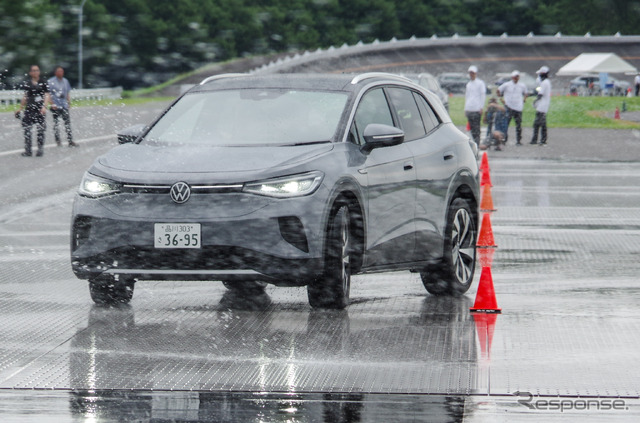 0.3μ路面でのパイロンスラローム