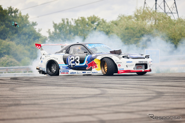 フェルスタッペンがドリフト走行