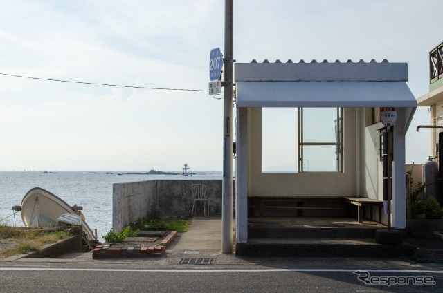 真名瀬海岸(神奈川県葉山町)、フォトスポットとして人気のバス停。夕日にはまだ時間がある