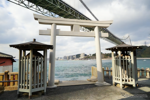 和布刈神社(北九州市)から見上げる関門橋