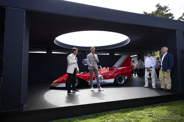 ロータス・タイプ66(ザ・クエイル・モータースポーツ・ギャザリング2023)。壇上、マイクを持つのはJ. バトン、その横はE. フィッティパルディ