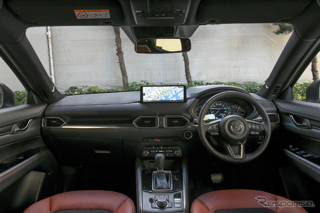 CX-5のRetro Sports Edition インパネ回りのCMFはベースとなったBlack Tone Editionと同じだが、ピラー~天井の色をライトグレーからブラックに変更している