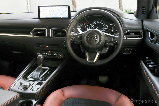 CX-5 コンソールのステッチはシートに合わせたテラコッタ色だが、インパネのステッチはCX-5全車共通でダークグレー 高いところにステッチがあるので、煩わしくならないよう、あえて目立たなくしている