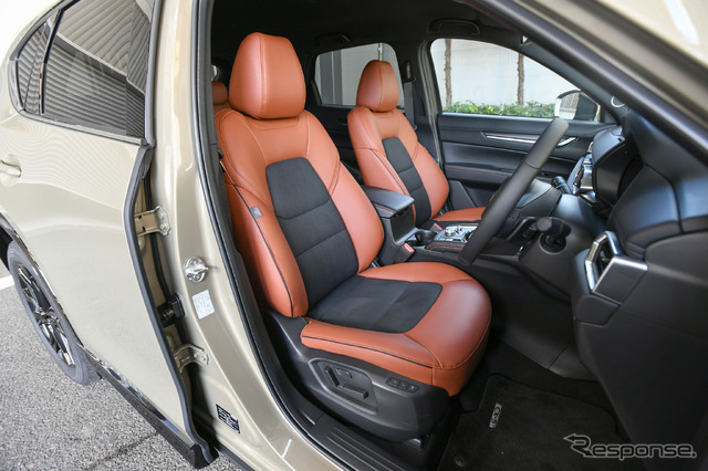 CX-5 シートのメイン材はブラックのスエード調人工皮革、サイド材はテラコッタ色の合成皮革 サイドサポート部の黒いパイピングがレトロ感を誘う