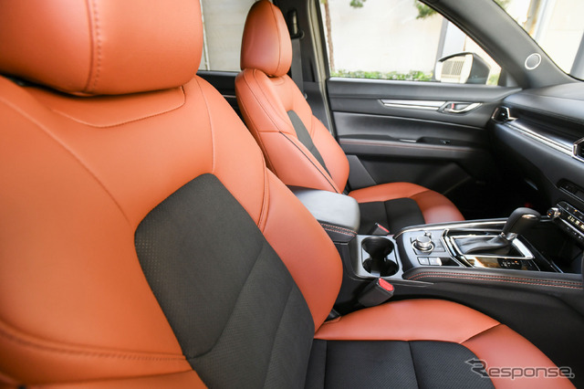 CX-5 メイン材のスエード調人工皮革にはパーフォレーションを施してスポーティさを強調 コンソールやドアのステッチとシートのテラコッタ色のコーディネートにもご注目