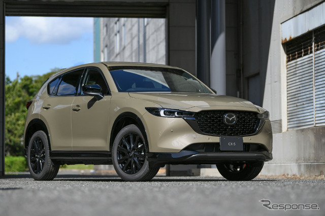 CX-5 グロスブラック塗装のグリルにブラックメッキのシグネチャーウイングという組み合わせはBlack Tone Editionと同じだが、バンパーの黒いガーニッシュはBlack Tone Editionの材着からグロスブラック塗装にグレードアップ ホイールアーチやサイドシルのクラッディングも同様にグロスブラックで引き締めることで、視覚的な質感を上級のSports Apperanceに匹敵するレベルにまで高めている