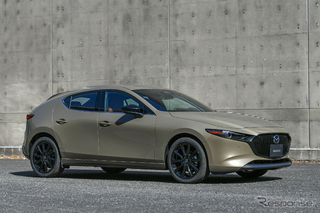 CX-30 ベース車のBlack Tone Editionに対して、グリルのシグネチャーウイングをシルバーメッキからブラックメッキに変更し、ホイールはブラックメタリック塗装からグロスブラック塗装に変更