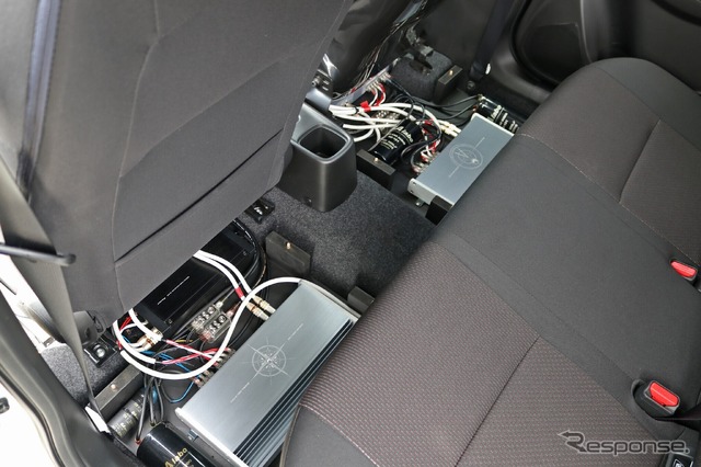 セカンドシートの足もとのカーペットを外してトップパネルを取り除くとクワトロリゴのパワーアンプが埋め込まれている。