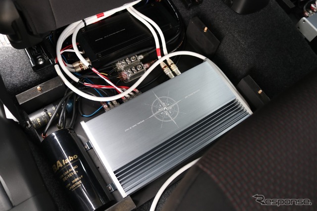 助手席後方の足もとスペースにはクワトロリゴのAB級パワーアンプであるヘリテージTWOがインストールされている。