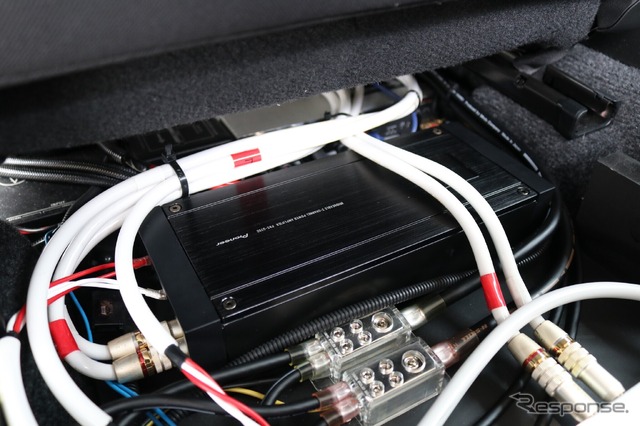 助手席下のスペースにはわずかな隙間を利用してカロッツェリアのPRS-D700がサブウーファー用のパワーアンプとして設置される。