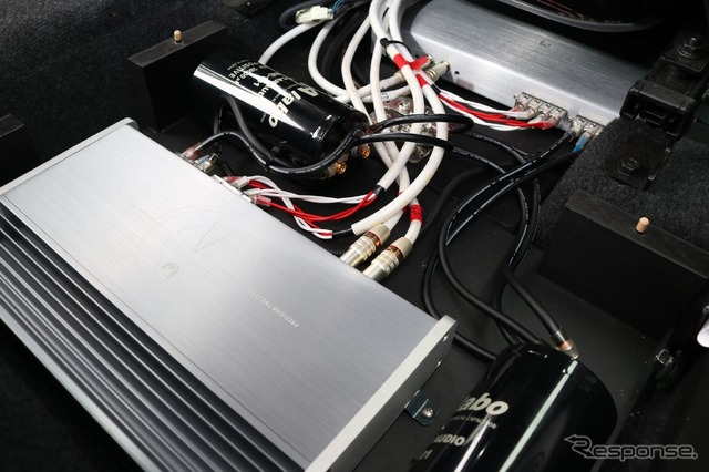 運転席後方の足もとスペースに設置されたアンプラックにビルトイン取り付けされているのはクワトロリゴのプレシジョンTWO。
