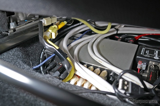 助手席シート下の右側サイドにはモスコニのDSP 8TO12 AEROSPACEが奥深くに設置されている。