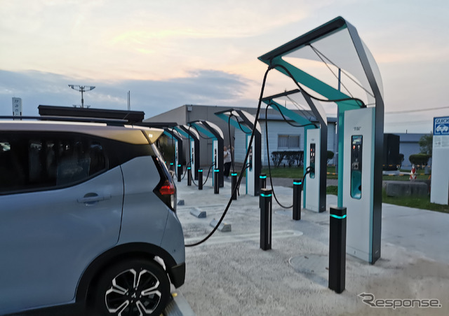 三菱『eKクロスEV』で往復500km:上里SAの急速充電器はスロットが6つ備えられている最新式のものだった