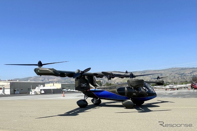 飛行場にてテストする空飛ぶ車ASKA A5