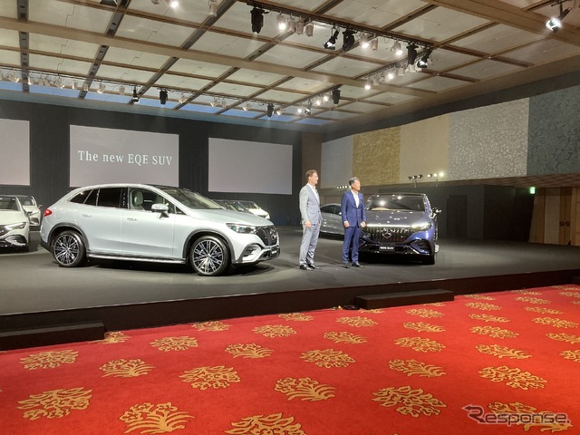 メルセデスベンツ EQE SUV の発表会でプレゼンするケレニウス会長