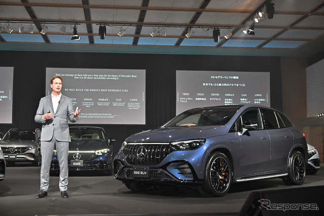 メルセデスベンツ EQE SUV の発表会でプレゼンするケレニウス会長
