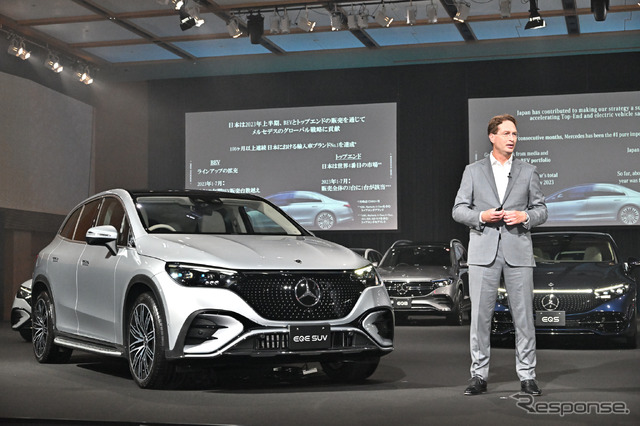 メルセデスベンツ EQE SUV の発表会でプレゼンするケレニウス会長