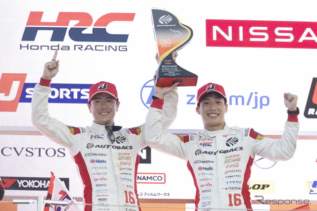 優勝した#16 ARTA MUGEN NSX-GTの大津弘樹(左)と福住仁嶺(右)