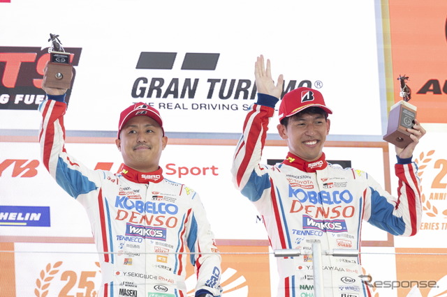 2位、#39 DENSO KOBELCO SARD GR Supraの関口雄飛(左)と中山雄一(右)