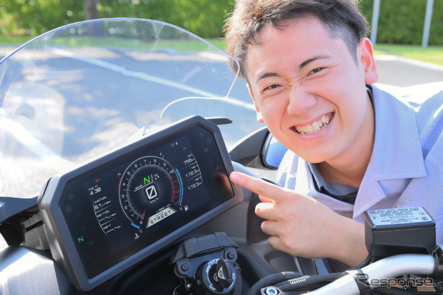 電装担当の井上勝登氏こだわりの7インチ高輝度TFTカラーメーター