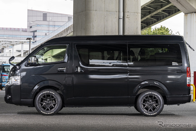 トヨタ ハイエース×レイズ ベルサス VV21SX／17×8.0J IN20、タイヤサイズ：215/60R17